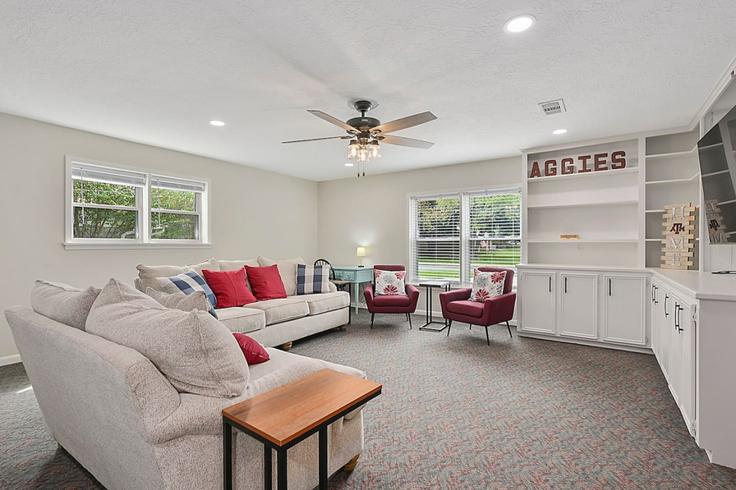 Elegant gestaltetes Wohnzimmer mit moderner Einrichtung in einer Wohnung im Building Langford Street - aggieland-vacation-rentals - 1328073 in College Station, College Station