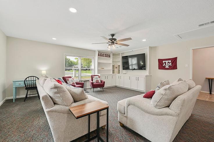 College Station, College Station 소재 Building Langford Street - aggieland-vacation-rentals - 1328073 유닛에 마련된, 현대적인 가구로 꾸며진 우아한 디자인의 거실