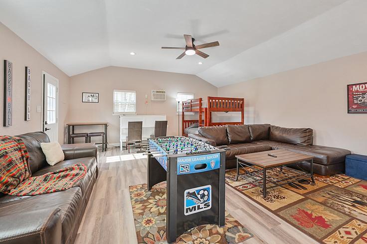 College Station, College Station 소재 Building Clement Court - aggieland-vacation-rentals - 1328074 유닛에 마련된, 현대적인 가구로 꾸며진 우아한 디자인의 거실