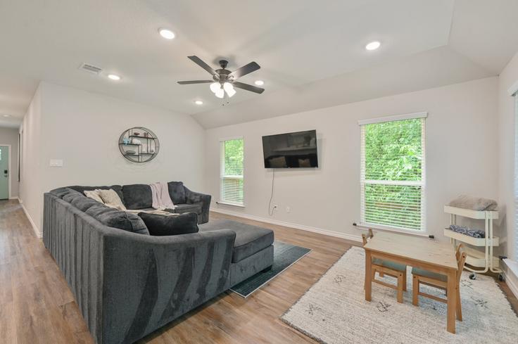 College Station, College Station 소재 Building Springfield Drive - aggieland-vacation-rentals - 1328078 유닛에 마련된, 현대적인 가구로 꾸며진 우아한 디자인의 거실 College Station, College Station 소재 Building Springfield Drive - aggieland-vacation-rentals - 1328078 유닛에 마련된, 현대적인 가구로 꾸며진 우아한 디자인의 거실