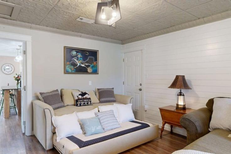 Elegant gestaltetes Wohnzimmer mit moderner Einrichtung in einer Wohnung im Building Red Robin Loop - aggieland-vacation-rentals - 1328084 in Bryan, Bryan Elegant gestaltetes Wohnzimmer mit moderner Einrichtung in einer Wohnung im Building Red Robin Loop - aggieland-vacation-rentals - 1328084 in Bryan, Bryan