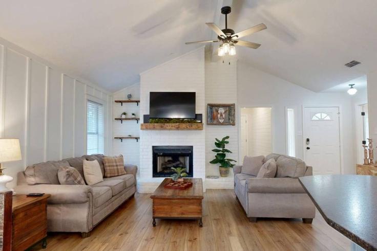 Elegant gestaltetes Wohnzimmer mit moderner Einrichtung in einer Wohnung im Building Gettysburg Lane - aggieland-vacation-rentals - 1328085 in Bryan, Bryan Elegant gestaltetes Wohnzimmer mit moderner Einrichtung in einer Wohnung im Building Gettysburg Lane - aggieland-vacation-rentals - 1328085 in Bryan, Bryan