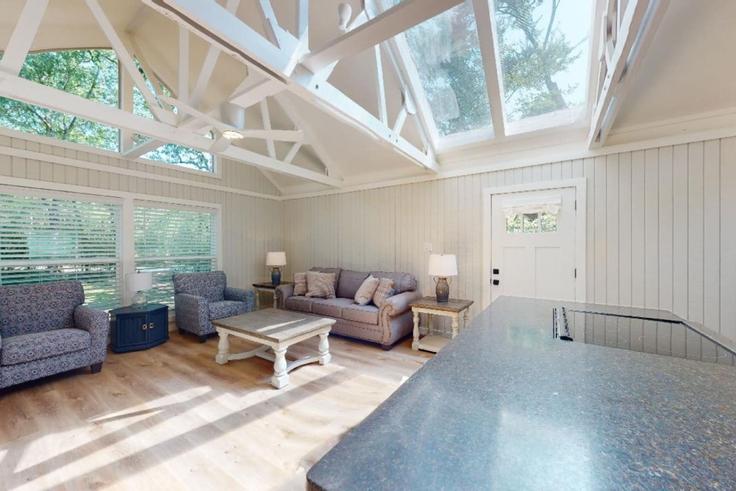 College Station, College Station 소재 Building North Forest Parkway - aggieland-vacation-rentals - 1328086 유닛에 마련된, 현대적인 가구로 꾸며진 우아한 디자인의 거실