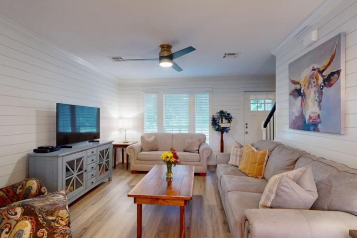 College Station, College Station 소재 Building Camp Court - aggieland-vacation-rentals - 1328090 유닛에 마련된, 현대적인 가구로 꾸며진 우아한 디자인의 거실