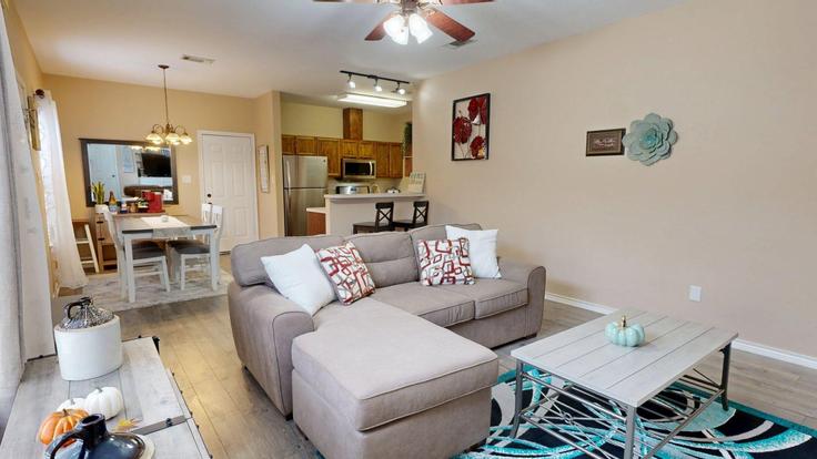 College Station, College Station 소재 Building Townplace Drive - aggieland-vacation-rentals - 1328092 유닛에 마련된, 현대적인 가구로 꾸며진 우아한 디자인의 거실