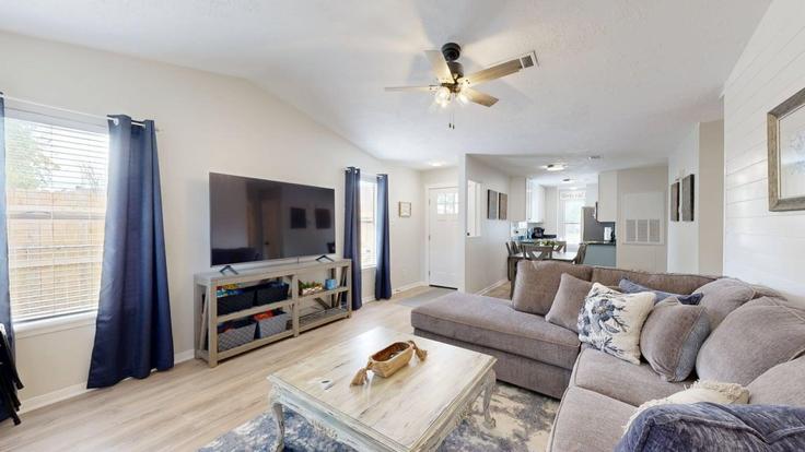 College Station, College Station 소재 Building Navarro Drive - aggieland-vacation-rentals - 1328096 유닛에 마련된, 현대적인 가구로 꾸며진 우아한 디자인의 거실