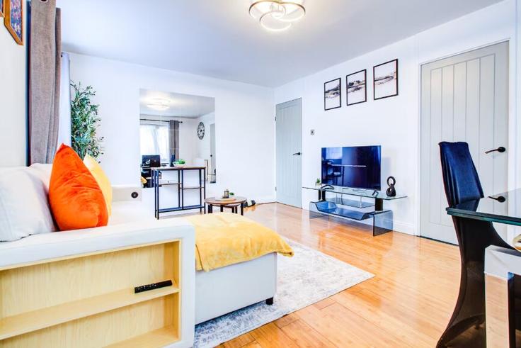 Elegant gestaltetes Wohnzimmer mit moderner Einrichtung in einer Wohnung im Building The Green - ai-stays-uk - 1465903 in London Borough of Newham, London