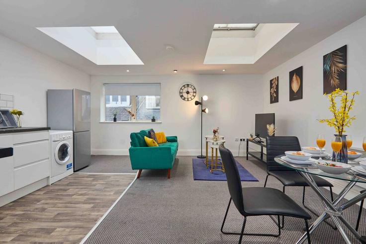 Elegante sala de estar con mobiliario moderno en un apartamento en Building Blackman Lane - ai-stays-uk - 1463249 en City of Leeds, Leeds