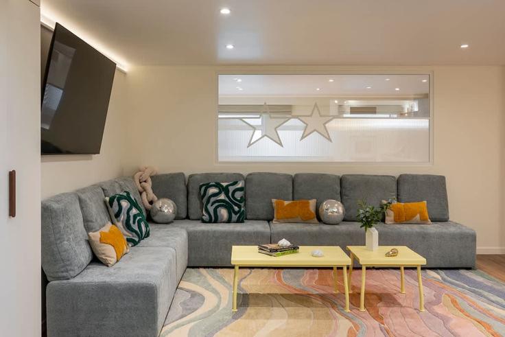 Sala de estar elegantemente projetada com móveis modernos em um apartamento no Building Rue de l'Est - airbnyou - 1384030 em Boulogne-Billancourt, Boulogne-Billancourt