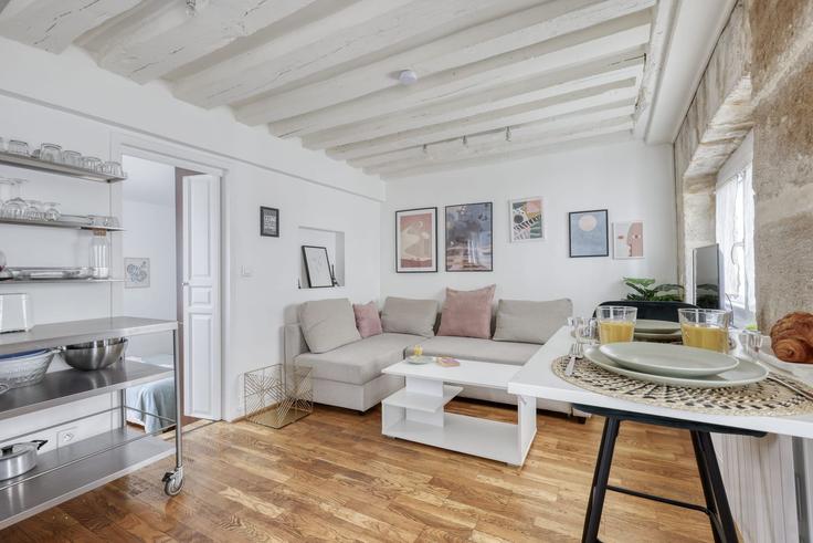 Elegante sala de estar con mobiliario moderno en un apartamento en Building Rue Saint-Sauveur - airbnyou - 1586361 en 2nd arrondissement, Paris Elegante sala de estar con mobiliario moderno en un apartamento en Building Rue Saint-Sauveur - airbnyou - 1586361 en 2nd arrondissement, Paris