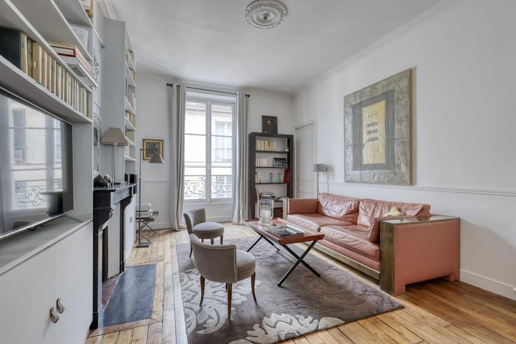 Elegant gestaltetes Wohnzimmer mit moderner Einrichtung in einer Wohnung im Building Rue de Thorigny - airbnyou - 1031685 in 3rd arrondissement, Paris Elegant gestaltetes Wohnzimmer mit moderner Einrichtung in einer Wohnung im Building Rue de Thorigny - airbnyou - 1031685 in 3rd arrondissement, Paris