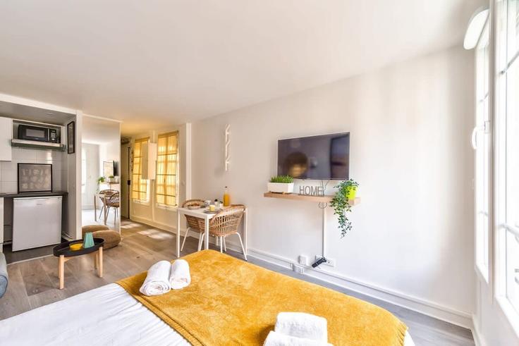 Elegante sala de estar con mobiliario moderno en un apartamento en Building Rue Troyon - airbnyou - 1031649 - PAR en 17th arrondissement, Paris