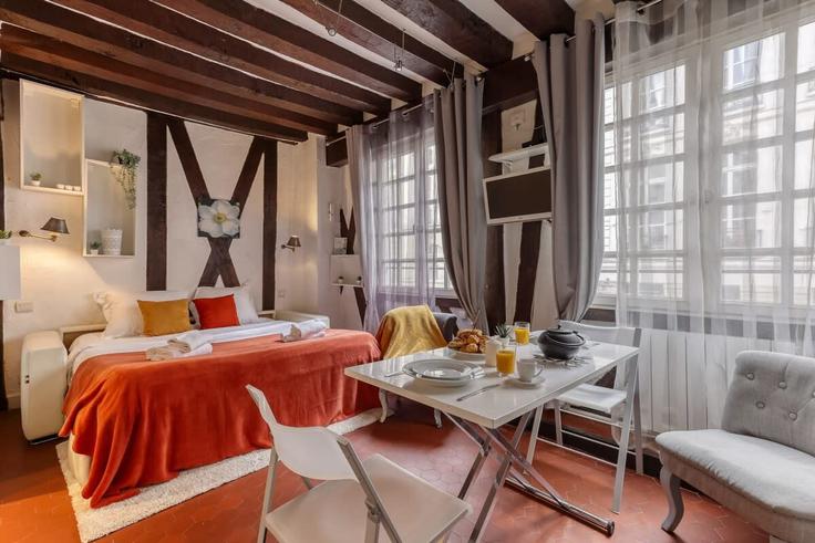 Elegant gestaltetes Wohnzimmer mit moderner Einrichtung in einer Wohnung im Building Rue François Miron - airbnyou - 1031657 in 3rd arrondissement, Paris Elegant gestaltetes Wohnzimmer mit moderner Einrichtung in einer Wohnung im Building Rue François Miron - airbnyou - 1031657 in 3rd arrondissement, Paris