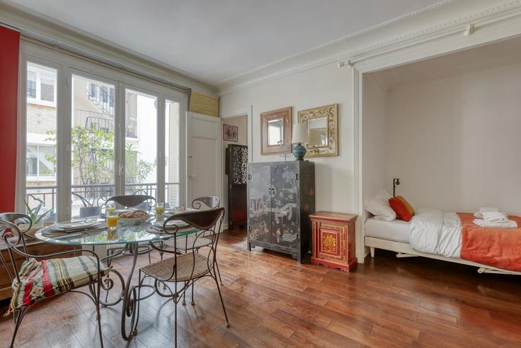 16th arrondissement, Paris 소재 Building Rue de la Faisanderie - airbnyou - 1031676 유닛 내 스타일리시한 의자가 갖춰진 다이닝 테이블
