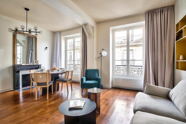 Paris 5th arrondissementのBuilding Rue Domat - airbnyou - 1031663 - PARのアパートメントにある、モダンな家具を備えたエレガントなデザインのリビングルーム