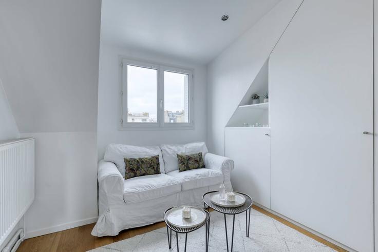 Paris 16th arrondissementのBuilding Avenue Paul Doumer - airbnyou - 1031667 - PARのアパートメントにある、モダンな家具を備えたエレガントなデザインのリビングルーム