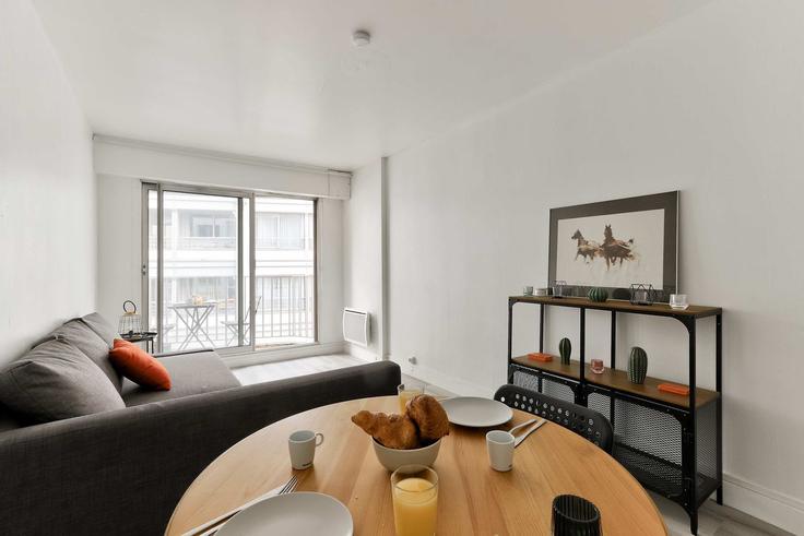Salle de séjour élégante avec mobilier moderne dans un appartement à Building Rue de Cîteaux - airbnyou - 1378239 à 12th arrondissement, Paris