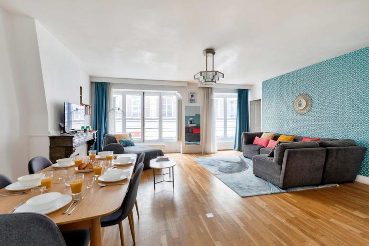 Sala de estar elegantemente projetada com móveis modernos em um apartamento no Building Rue de Paradis - airbnyou - 1068305 - PAR em 10th arrondissement, Paris Sala de estar elegantemente projetada com móveis modernos em um apartamento no Building Rue de Paradis - airbnyou - 1068305 - PAR em 10th arrondissement, Paris