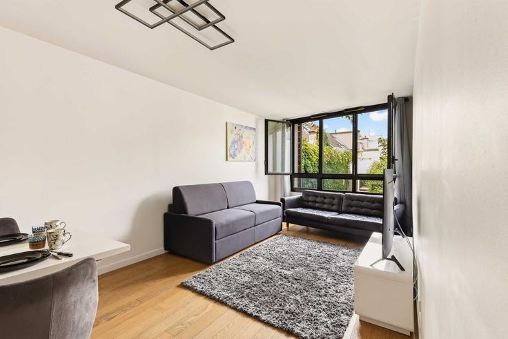 Sala de estar elegantemente projetada com móveis modernos em um apartamento no Building Rue Oberkampf - airbnyou - 1508864 em 11th arrondissement, Paris