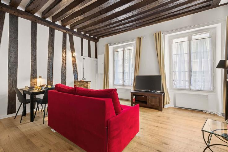 Elegante sala de estar con mobiliario moderno en un apartamento en Building Rue Maître Albert - airbnyou - 1694935 en 5th arrondissement, Paris Elegante sala de estar con mobiliario moderno en un apartamento en Building Rue Maître Albert - airbnyou - 1694935 en 5th arrondissement, Paris