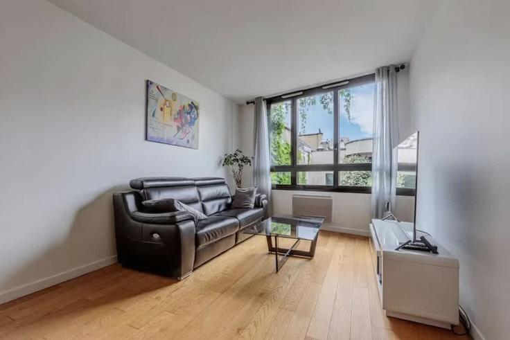 Sala de estar elegantemente projetada com móveis modernos em um apartamento no Building Rue Oberkampf - airbnyou - 1508864 em 11th arrondissement, Paris