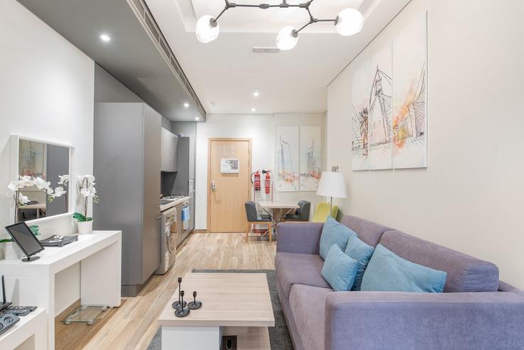 Sala de estar elegantemente projetada com móveis modernos em um apartamento no Building Breih Street - airdxb - 1030263 - DXB em Dubai Marina, Dubai Sala de estar elegantemente projetada com móveis modernos em um apartamento no Building Breih Street - airdxb - 1030263 - DXB em Dubai Marina, Dubai