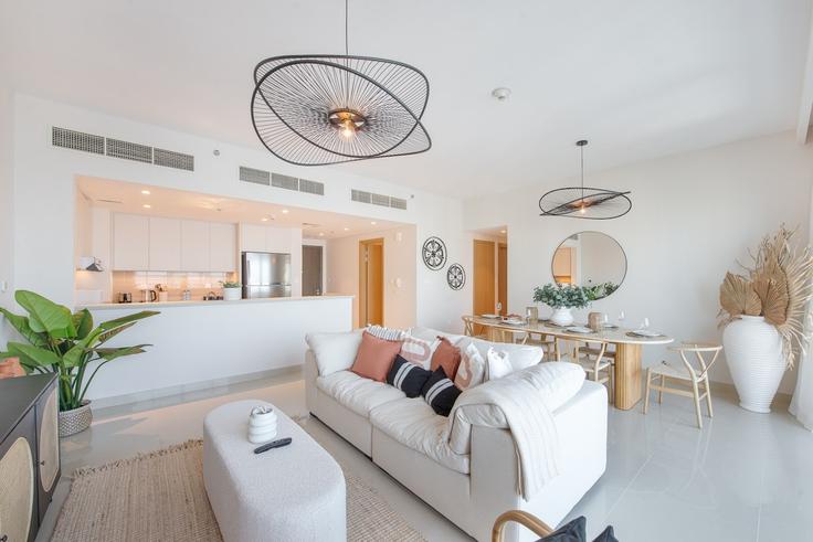 Elegant gestaltetes Wohnzimmer mit moderner Einrichtung in einer Wohnung im Building Harbour Views Tower 2 - airdxb - 1030294 - DXB in Ras Al Khor, Dubai Elegant gestaltetes Wohnzimmer mit moderner Einrichtung in einer Wohnung im Building Harbour Views Tower 2 - airdxb - 1030294 - DXB in Ras Al Khor, Dubai