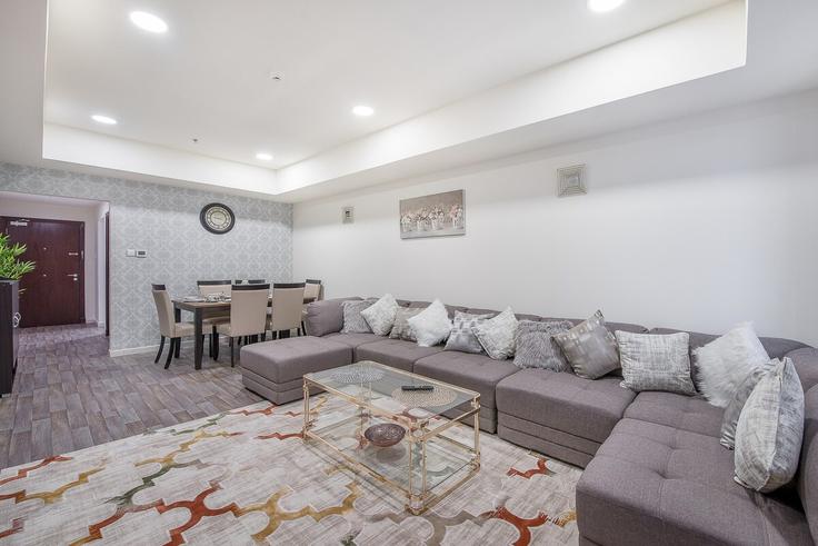 Elegant gestaltetes Wohnzimmer mit moderner Einrichtung in einer Wohnung im Building Princess Tower - airdxb - 1030641 in Dubai Marina, Dubai Elegant gestaltetes Wohnzimmer mit moderner Einrichtung in einer Wohnung im Building Princess Tower - airdxb - 1030641 in Dubai Marina, Dubai