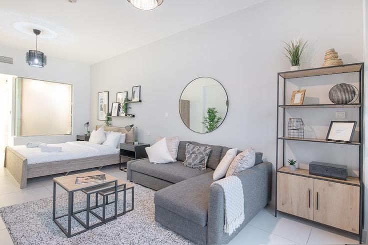 Elegante sala de estar con mobiliario moderno en un apartamento en Building Palm Views East - airdxb - 1030751 - DXB en The Palm Jumeirah, Dubai Elegante sala de estar con mobiliario moderno en un apartamento en Building Palm Views East - airdxb - 1030751 - DXB en The Palm Jumeirah, Dubai