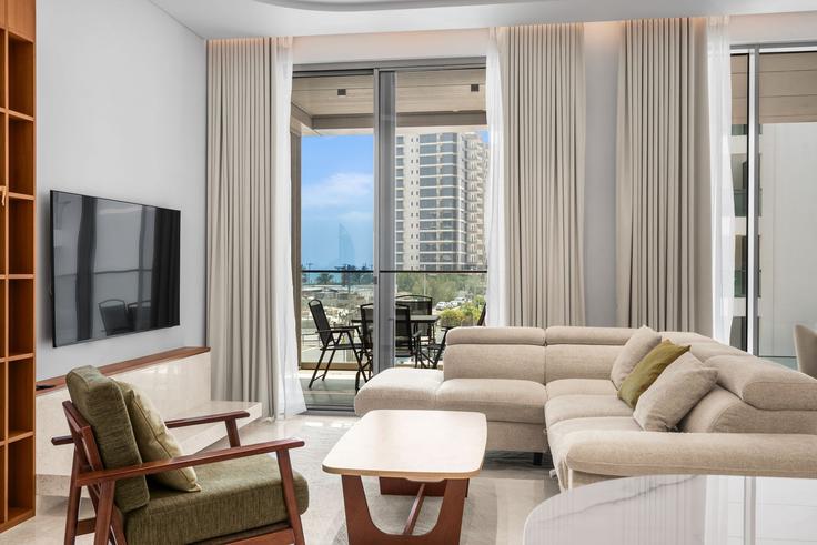 Dubai The Palm JumeirahのBuilding Crescent Road - airdxb - 1608670のアパートメントにある、モダンな家具を備えたエレガントなデザインのリビングルーム Dubai The Palm JumeirahのBuilding Crescent Road - airdxb - 1608670のアパートメントにある、モダンな家具を備えたエレガントなデザインのリビングルーム