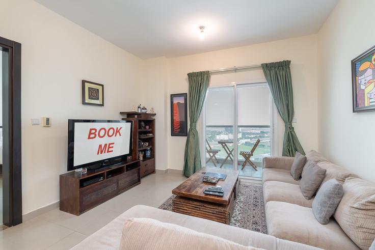 Elegante sala de estar con mobiliario moderno en un apartamento en Building Red Residence - airdxb - 1036730 - DXB en Dubai, Dubai