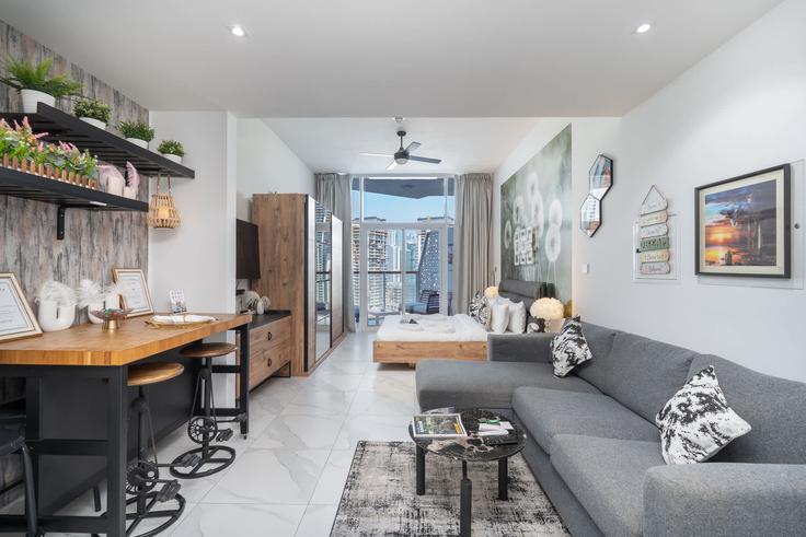 Salle de séjour élégante avec mobilier moderne dans un appartement à Building Millenium Binghatti - airdxb - 1030588 - DXB à Business Bay, Dubai