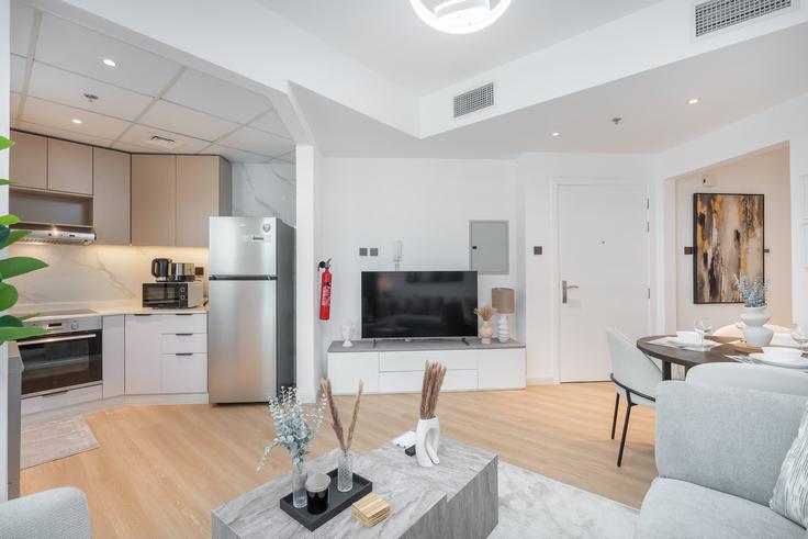 Dubai JLTのBuilding Dubai Gate 2 - airdxb - 1039758 - DXBのアパートメントにある、モダンな家具を備えたエレガントなデザインのリビングルーム