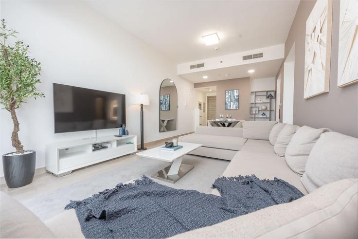 Sala de estar elegantemente projetada com móveis modernos em um apartamento no Building Bloom Tower B - airdxb - 1042311 - DXB em Jumeirah Village, Dubai Sala de estar elegantemente projetada com móveis modernos em um apartamento no Building Bloom Tower B - airdxb - 1042311 - DXB em Jumeirah Village, Dubai