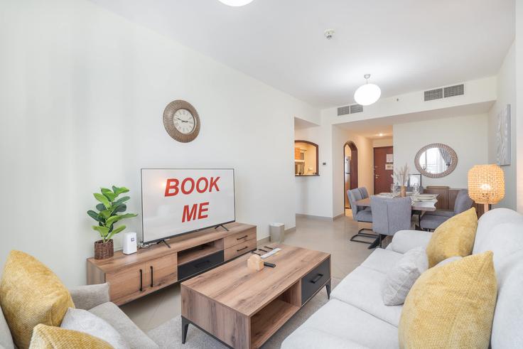 Dubai JLTのBuilding Icon Tower 1 - airdxb - 1053193 - DXBのアパートメントにある、モダンな家具を備えたエレガントなデザインのリビングルーム