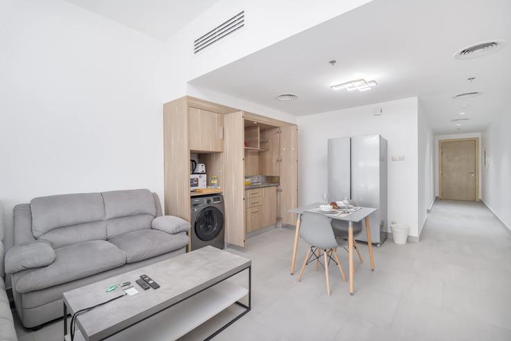 Elegant gestaltetes Wohnzimmer mit moderner Einrichtung in einer Wohnung im Building Shamal Waves 2 - airdxb - 1060839 - DXB in Jumeirah Village, Dubai