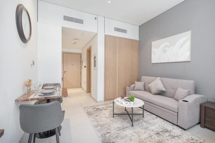 Elegante sala de estar con mobiliario moderno en un apartamento en Building Beverly Residence - airdxb - 1094167 - DXB en Jumeirah Village, Dubai Elegante sala de estar con mobiliario moderno en un apartamento en Building Beverly Residence - airdxb - 1094167 - DXB en Jumeirah Village, Dubai
