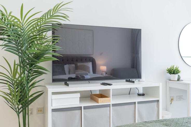 Elegante sala de estar con mobiliario moderno en un apartamento en Building Bloom Tower C - airdxb - 1094349 - DXB en Jumeirah Village, Dubai Elegante sala de estar con mobiliario moderno en un apartamento en Building Bloom Tower C - airdxb - 1094349 - DXB en Jumeirah Village, Dubai