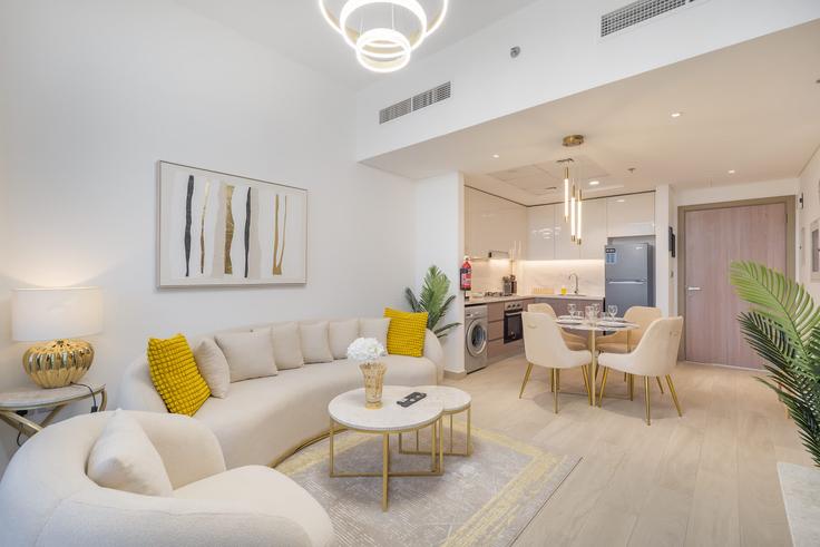 Elegante sala de estar con mobiliario moderno en un apartamento en Building Azizi Riviera 37 - airdxb - 1224659 - DXB en Nad Al Sheba, Dubai Elegante sala de estar con mobiliario moderno en un apartamento en Building Azizi Riviera 37 - airdxb - 1224659 - DXB en Nad Al Sheba, Dubai