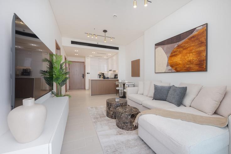 Dubai Jumeirah VillageのBuilding Binghatti Gardenia - airdxb - 1225445 - DXBのアパートメントにある、モダンな家具を備えたエレガントなデザインのリビングルーム