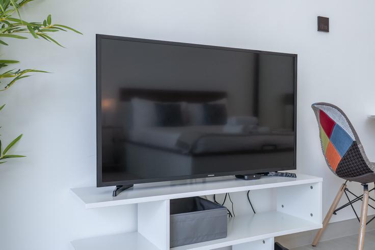 Elegant gestaltetes Wohnzimmer mit moderner Einrichtung in einer Wohnung im Building Binghatti Lavender - airdxb - 1226652 - DXB in Jumeirah Village, Dubai