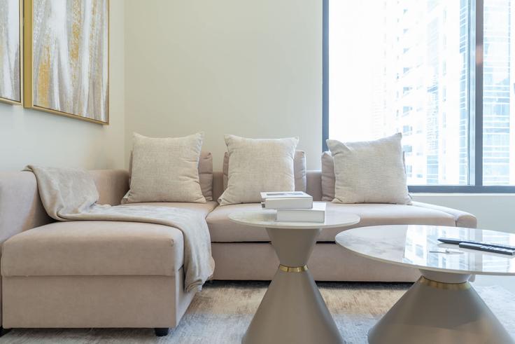 Elegant gestaltetes Wohnzimmer mit moderner Einrichtung in einer Wohnung im Building Al Suwayeb Street - airdxb - 1227743 - DXB in Dubai Marina, Dubai Elegant gestaltetes Wohnzimmer mit moderner Einrichtung in einer Wohnung im Building Al Suwayeb Street - airdxb - 1227743 - DXB in Dubai Marina, Dubai