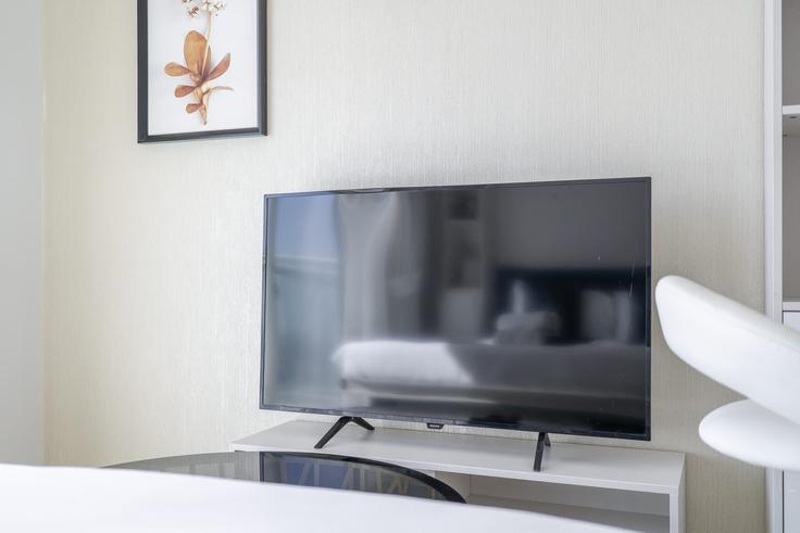 Elegant gestaltetes Wohnzimmer mit moderner Einrichtung in einer Wohnung im Building Tariaq Bedon Esm - airdxb - 1227742 in Arjan-Dubailand, Dubai