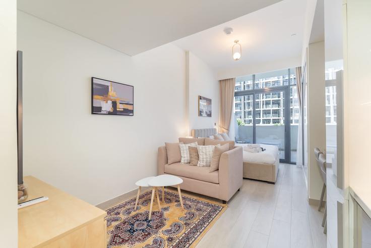 Elegant gestaltetes Wohnzimmer mit moderner Einrichtung in einer Wohnung im Building Azizi Riviera 33 - airdxb - 1228711 - DXB in Nad Al Sheba, Dubai