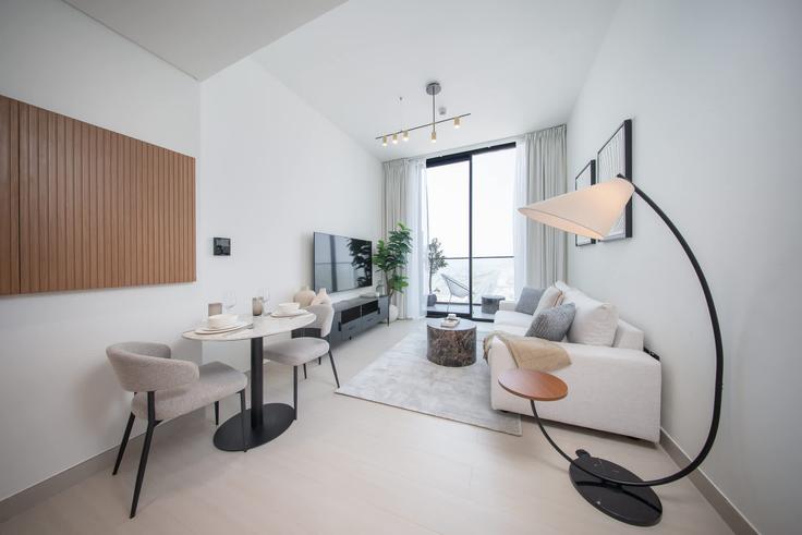 Jumeirah Village, Dubai에 위치한 Building Binghatti House JVC - airdxb - 1232721 - DXB 아파트의 세련된 인테리어가 돋보이는 거실