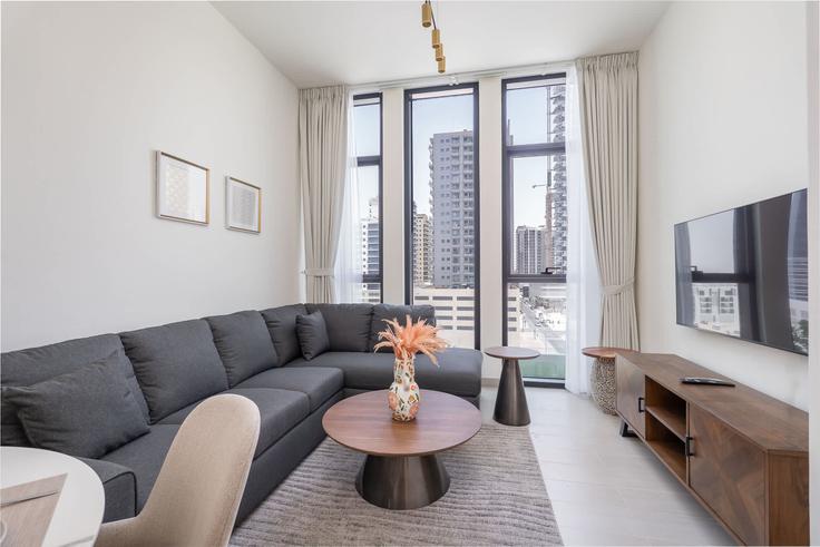 Jumeirah Village, Dubai 소재 Building Binghatti Tulip - airdxb - 1230861 - DXB 유닛에 마련된, 현대적인 가구로 꾸며진 우아한 디자인의 거실