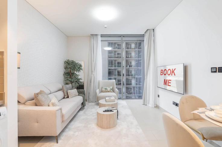 Nad Al Sheba, Dubai에 위치한 Building Creek Vista Reserve - airdxb - 1073474 - DXB 아파트의 세련된 인테리어가 돋보이는 거실 Nad Al Sheba, Dubai에 위치한 Building Creek Vista Reserve - airdxb - 1073474 - DXB 아파트의 세련된 인테리어가 돋보이는 거실