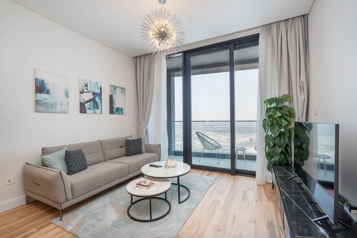 Dubai Marina, Dubai에 위치한 Building Address JBR - airdxb - 1243845 - DXB 아파트의 세련된 인테리어가 돋보이는 거실 Dubai Marina, Dubai에 위치한 Building Address JBR - airdxb - 1243845 - DXB 아파트의 세련된 인테리어가 돋보이는 거실