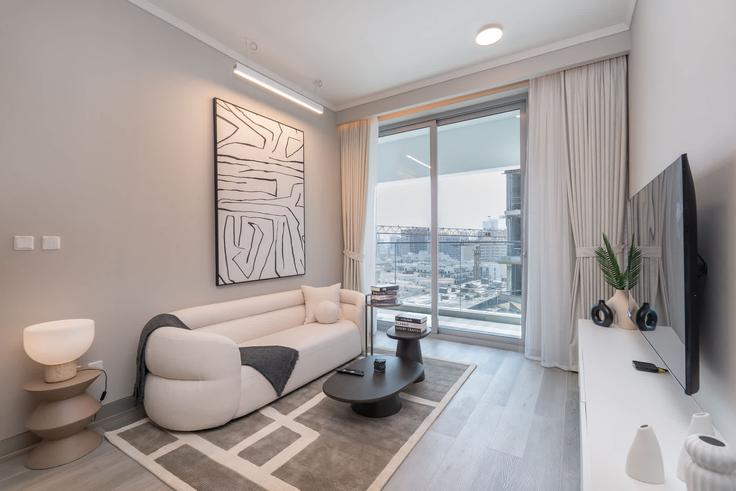 Elegante sala de estar con mobiliario moderno en un apartamento en Building Concept 7 - airdxb - 1245209 - DXB en Jumeirah Village, Dubai Elegante sala de estar con mobiliario moderno en un apartamento en Building Concept 7 - airdxb - 1245209 - DXB en Jumeirah Village, Dubai