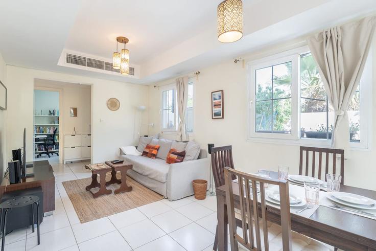 Sala de estar elegantemente projetada com móveis modernos em um apartamento no Building Springs 11 - airdxb - 1250941 - DXB em Emirates Hills, Dubai